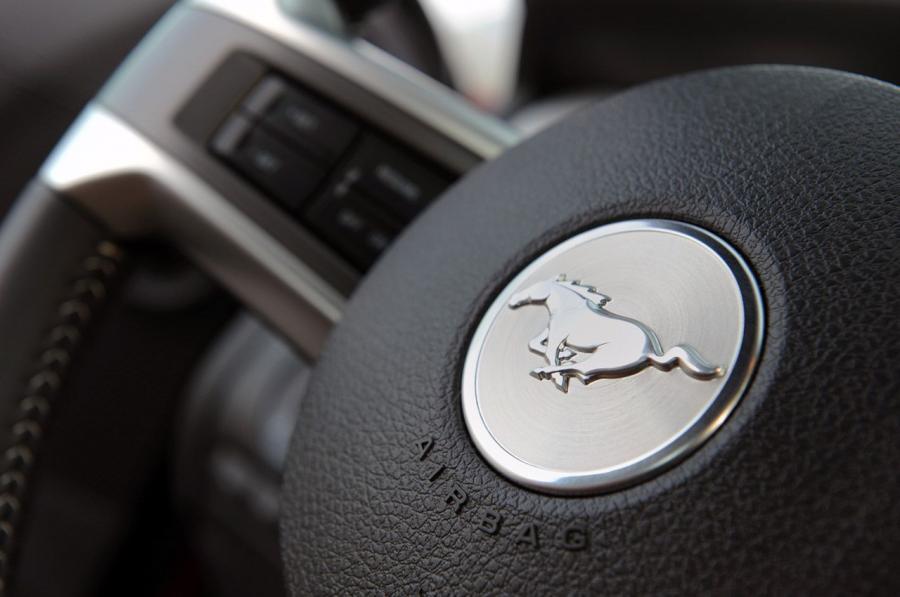 Ford Mustang V6 2011 года  (фото 34 из 93)